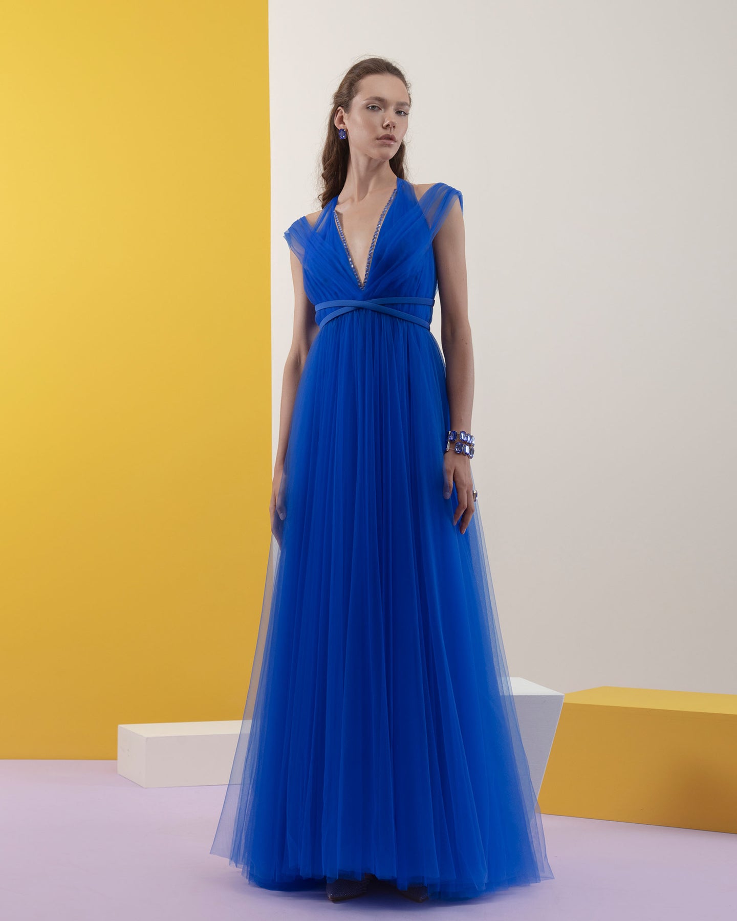 Royal blue v-neckline dress | Coveti